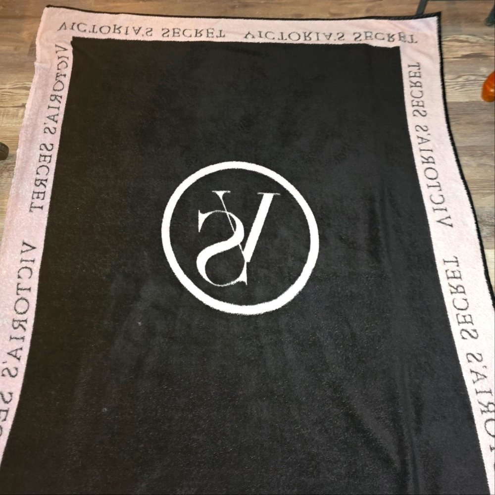 Victoria's Secret Pink/Black Fleece Throw Blanket.  50 x 60"